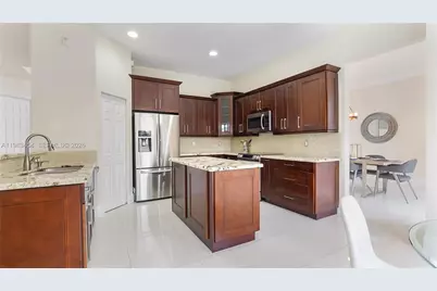 1646 Victoria Pointe Ln, Weston, FL 33327 - Photo 11
