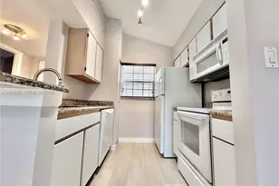 2811 N Oakland Forest Dr, Oakland Park, FL 33309 - Photo 5