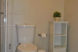 6039 Collins Ave, Miami Beach, FL 33140 - Photo 17