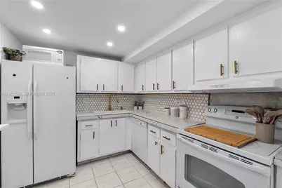 6039 Collins Ave #934, Miami Beach, FL 33140 - Photo 7