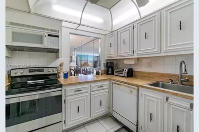 800 Parkview Dr #527, Hallandale Beach, FL 33009 - Photo 9