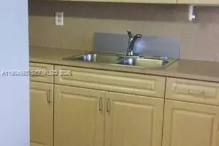 10000 NW 80th Ct, Hialeah Gardens, FL 33016 - Photo 9