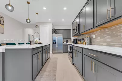 8351 NW 7th Ct, Plantation, FL 33324 - Photo 3