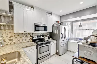 12662 NW 14th St, Sunrise, FL 33323 - Photo 5