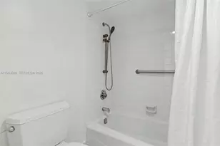 3970 Oaks Clubhouse Dr, Pompano Beach, FL 33069 - Photo 9