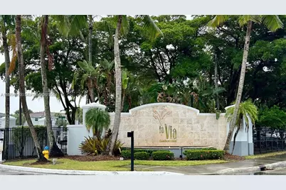 155 NW 96th Ter #2-201, Pembroke Pines, FL 33024 - Photo 1