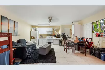 898 NE 39th St, Oakland Park, FL 33334 - Photo 13