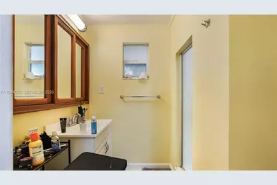898 NE 39th St, Oakland Park, FL 33334 - Photo 9