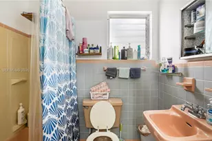 898 NE 39th St, Oakland Park, FL 33334 - Photo 15