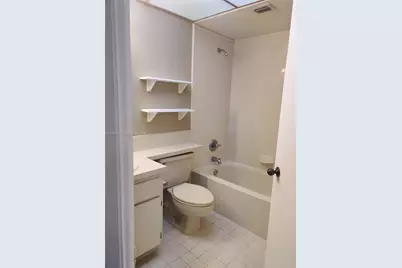 8290 Lake Dr #509, Doral, FL 33166 - Photo 9