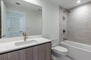 77 SE 5th St, Miami, FL 33131 - Photo 7