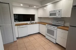 425 W Park Dr, Miami, FL 33172 - Photo 9