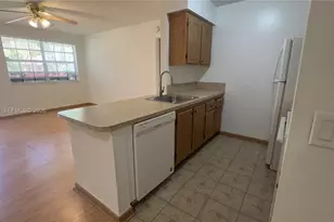 10480 NW 8th St, Pembroke Pines, FL 33026 - Photo 9