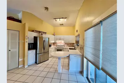 2102 NW 193rd Ave, Pembroke Pines, FL 33029 - Photo 9