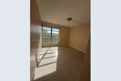 9180 Fontainebleau Blvd #401, Miami, FL 33172 - Photo 3