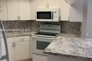 8353 Lake Dr, Doral, FL 33166 - Photo 25