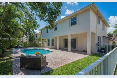 1633 Victoria Pointe Ln, Weston, FL 33327 - Photo 3