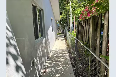 1781 NW 16th St, Miami, FL 33125 - Photo 21