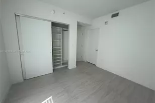 77 SE 5th St, Miami, FL 33131 - Photo 9
