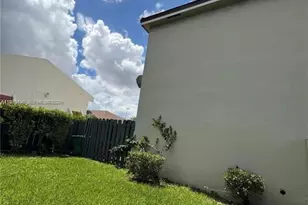 8346 NW 10th St, Miami, FL 33126 - Photo 5