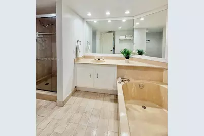 1717 Bayshore Dr Apt #A-1548, Miami, FL 33131 - Photo 13