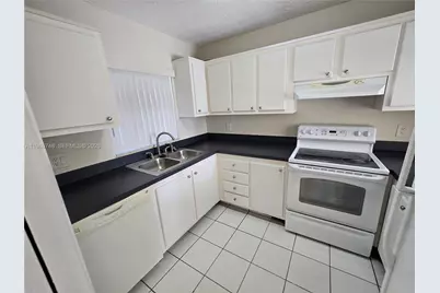 9461 Evergreen Pl #305, Davie, FL 33324 - Photo 5