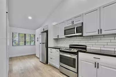 518 NE 199th Ln #3R, Miami, FL 33179 - Photo 5