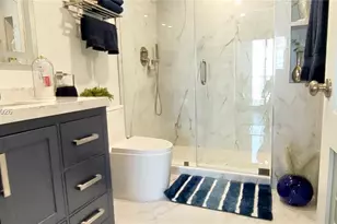 170 SE 14th St, Miami, FL 33131 - Photo 25