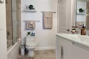 170 SE 14th St, Miami, FL 33131 - Photo 13