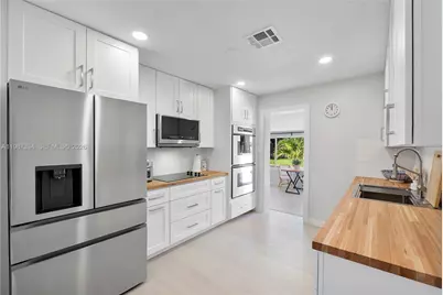 885 Camellia Ct, Plantation, FL 33317 - Photo 3