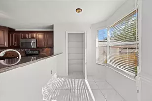 1041 NW 189th Ave, Pembroke Pines, FL 33029 - Photo 13
