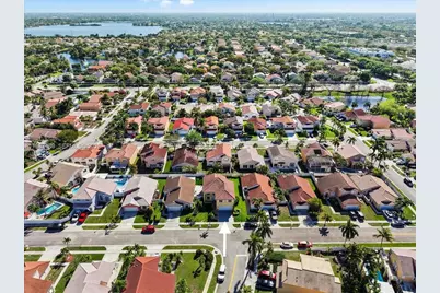 1041 NW 189th Ave, Pembroke Pines, FL 33029 - Photo 45