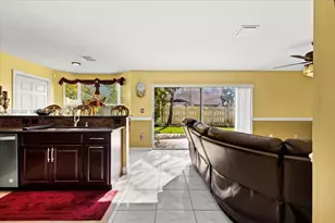 1041 NW 189th Ave, Pembroke Pines, FL 33029 - Photo 9