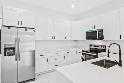 521/523 S Lillon Ave, Other City - In The State Of Florida, FL 33974 - Photo 5