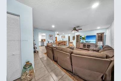 9621 NW 8th St, Pembroke Pines, FL 33024 - Photo 7