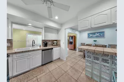 9621 NW 8th St, Pembroke Pines, FL 33024 - Photo 27