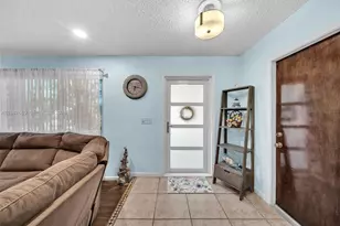 9621 NW 8th St, Pembroke Pines, FL 33024 - Photo 5