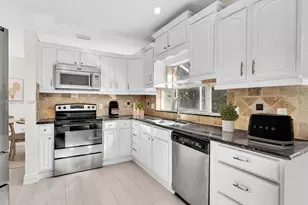 11407 Lakeview Dr, Coral Springs, FL 33071 - Photo 3