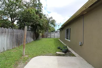 5160 SW 8th St, Margate, FL 33068 - Photo 23
