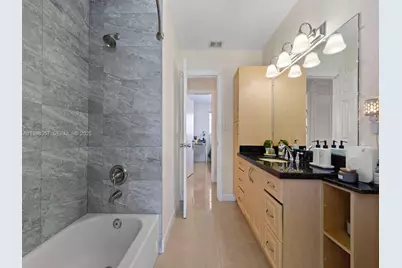 8530 NW 179th St, Hialeah, FL 33015 - Photo 21