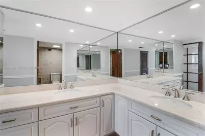 6039 Collins Ave #1229, Miami Beach, FL 33140 - Photo 11