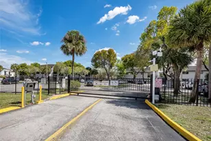 7095 NW 179th St, Hialeah, FL 33015 - Photo 17