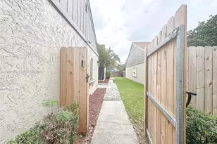 9635 SW 74th St, Miami, FL 33173 - Photo 3