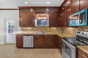 7048 SW 83rd Ct, Miami, FL 33143 - Photo 7