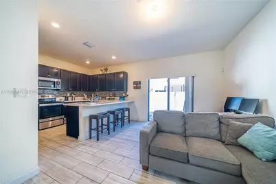 10565 W 34th Ct, Hialeah, FL 33018 - Photo 9