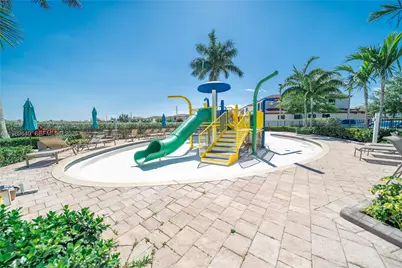 10565 W 34th Ct, Hialeah, FL 33018 - Photo 27