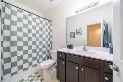 10565 W 34th Ct, Hialeah, FL 33018 - Photo 13