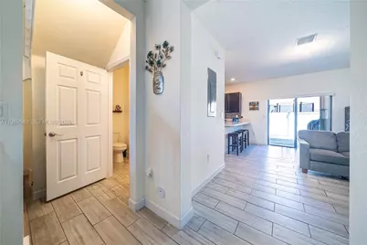 10565 W 34th Ct, Hialeah, FL 33018 - Photo 7