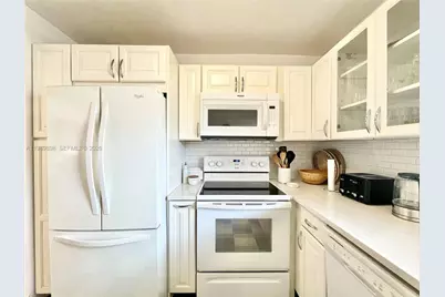 221 Meridian Ave #410, Miami Beach, FL 33139 - Photo 11