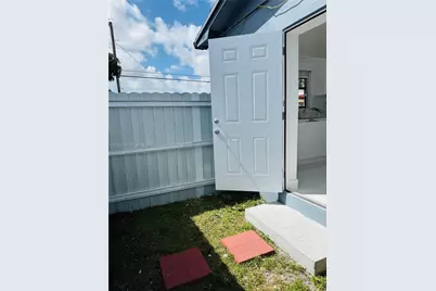 706 W 40th Pl #Efficiency, Hialeah, FL 33012 - Photo 5